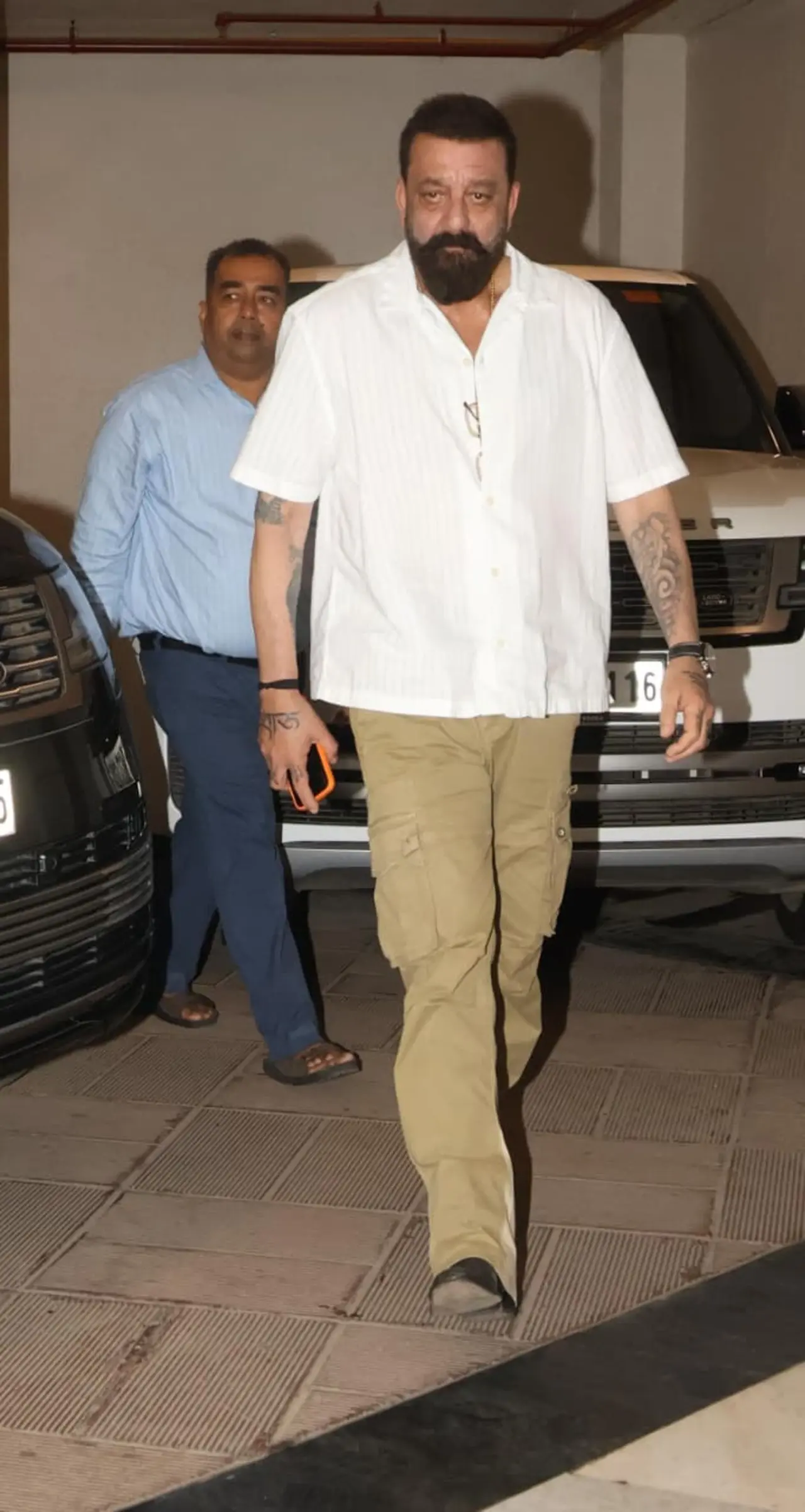 Sanjay Dutt was spotted arriving at Manish Malhotra’s residence. He briefly acknowledged the paparazzi before heading inside to offer his condolences.